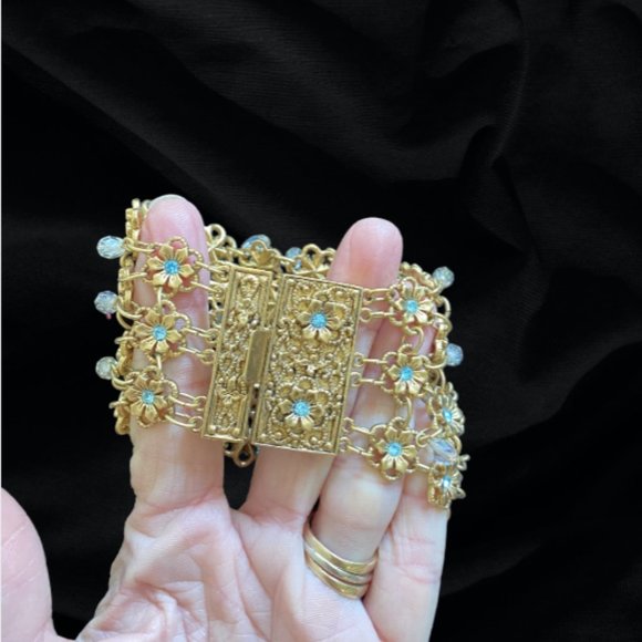 Cuff Bracelet, Gold-Toned with Baby Blue Flowers, Vintage - Picture 6 of 9